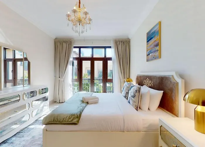 Al Tajer, Core C, Souk Al Bahar - Charming Two Bedroom