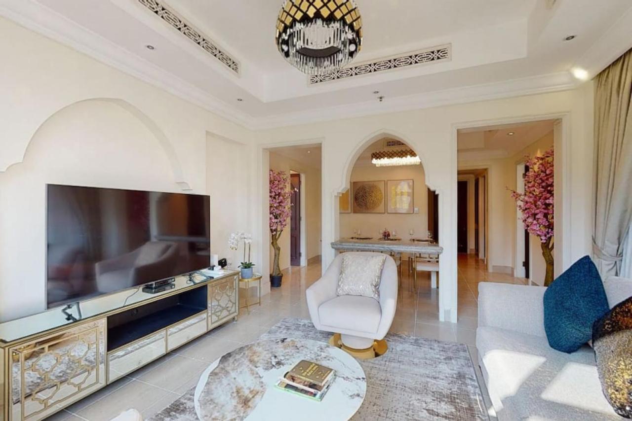 Al Tajer, Core C, Souk Al Bahar - Charming Two Bedroom Apartment Dubai