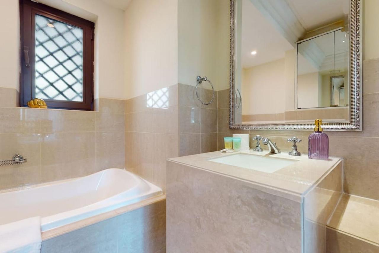 Apartment Al Tajer, Core C, Souk Al Bahar - Charming Two Bedroom Dubai