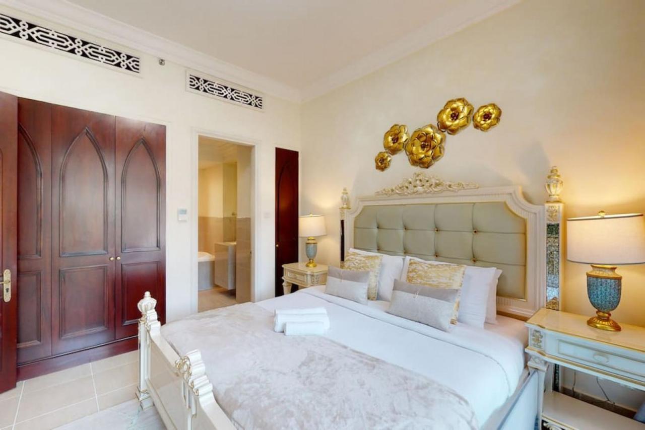 Al Tajer, Core C, Souk Al Bahar - Charming Two Bedroom Apartment *