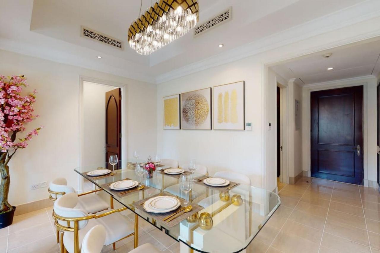Al Tajer, Core C, Souk Al Bahar - Charming Two Bedroom Apartment *
