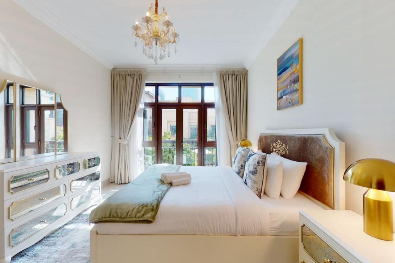 Apartment Al Tajer, Core C, Souk Al Bahar - Charming Two Bedroom Dubai