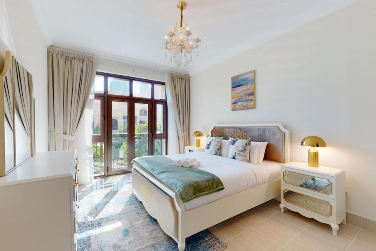 Al Tajer, Core C, Souk Al Bahar - Charming Two Bedroom *